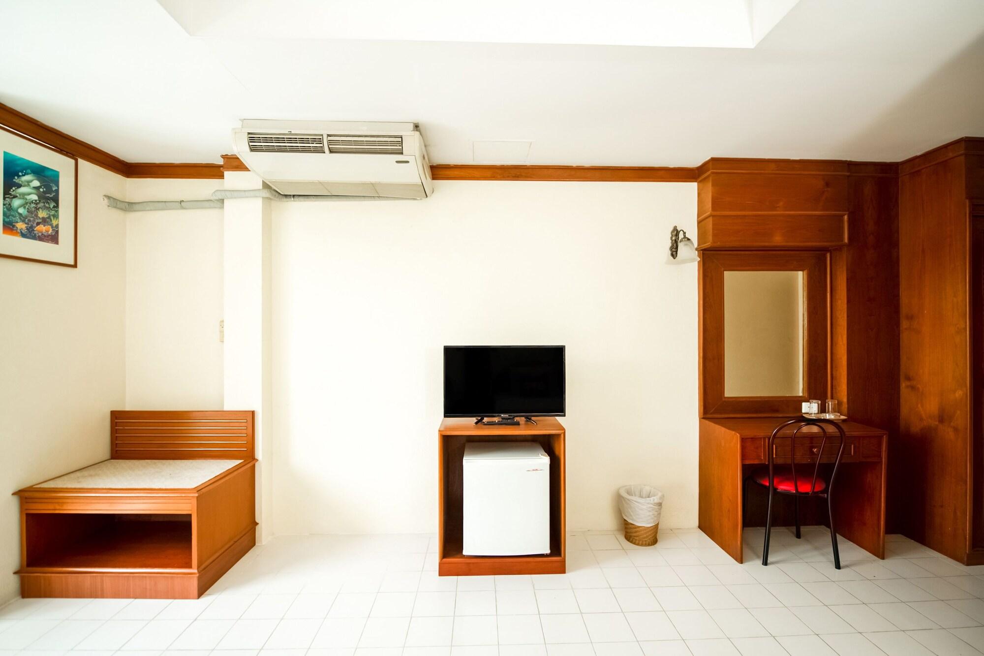 Oyo 320 Regent 2002 Guest House Phuket Exteriör bild